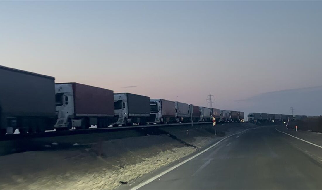 Türkiye-Nahçıvan sınır kapısı olan Dilucu Gümrük Kapısı'nda 13 kilometrelik tır