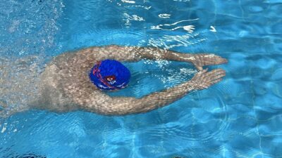 Afyonkarahisar'da küçük yaşta kaplıca havuzlarında başladığı yüzmede iki yıl üst