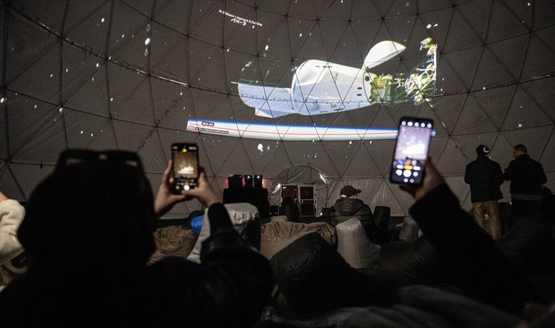 Türkiye'nin ilk astronotu Alper Gezeravcı'yı taşıyan Dragon uzay aracının Uluslararası