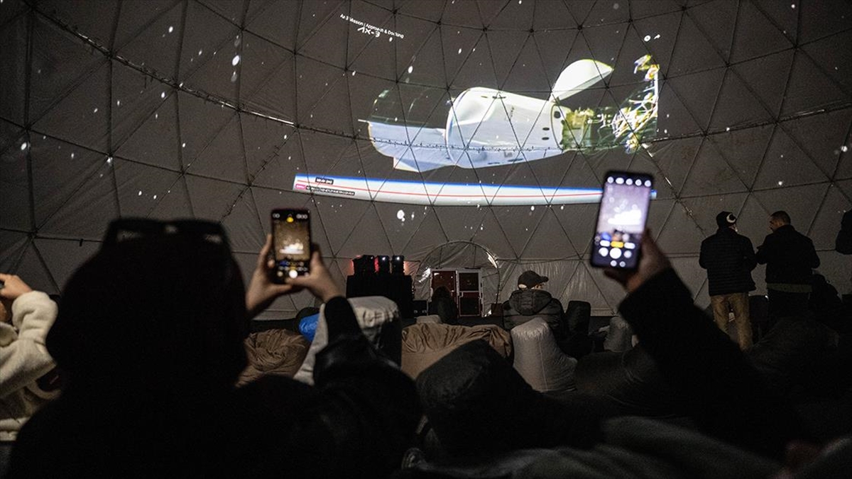 Türkiye'nin ilk astronotu Alper Gezeravcı'yı taşıyan Dragon uzay aracının Uluslararası