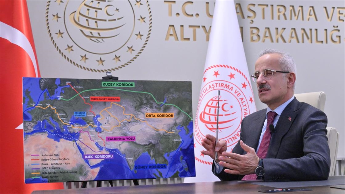 Ulaştırma ve Altyapı Bakanı Abdulkadir Uraloğlu, "Kalkınma Yolu Koridoru'nu, Irak'la