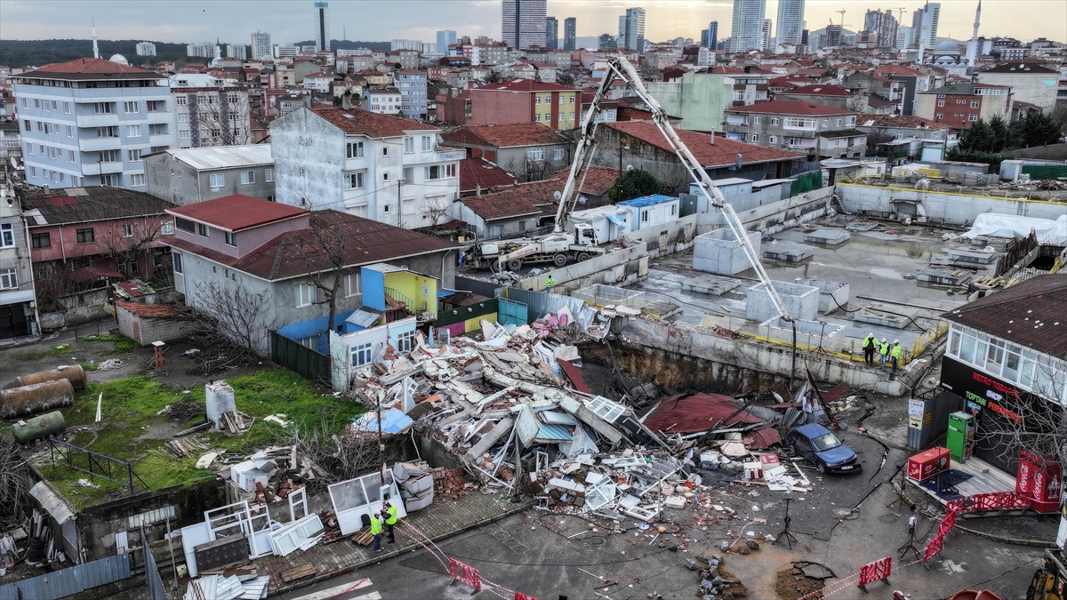 Yıkılan binaların enkazı, yolun göçük meydana gelen kısmına zemini güçlendirmek