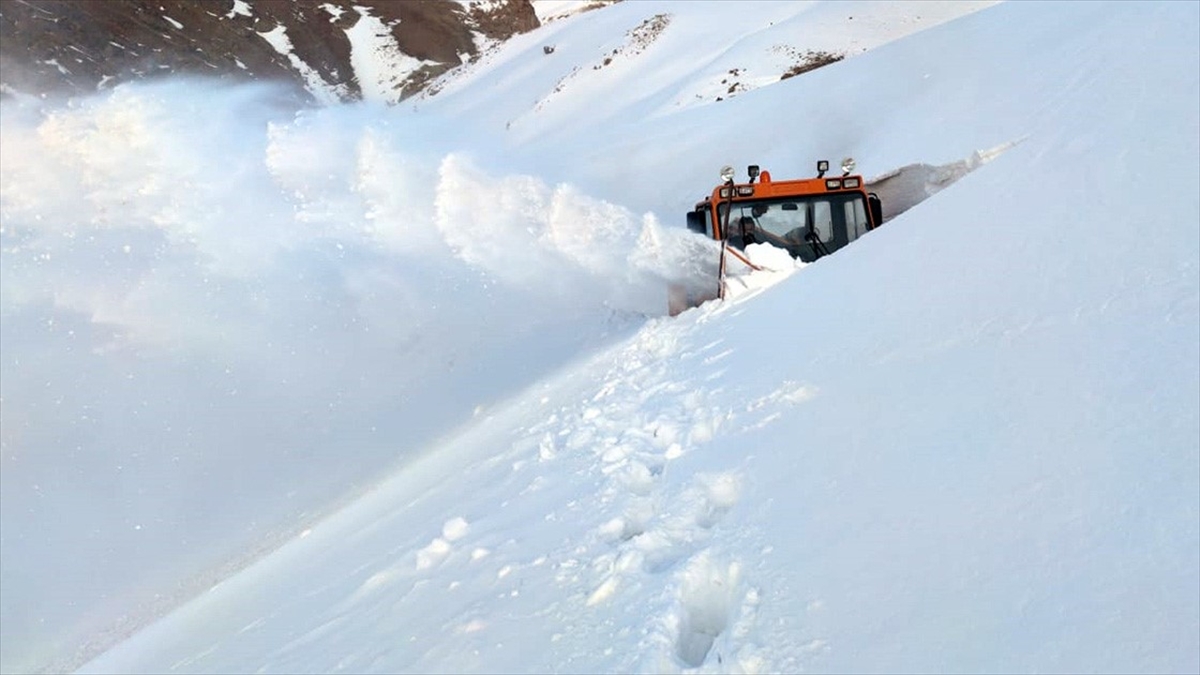 Van, Hakkari ve Muş'un bazı ilçelerinde ekipler, metrelerce karın bulunduğu