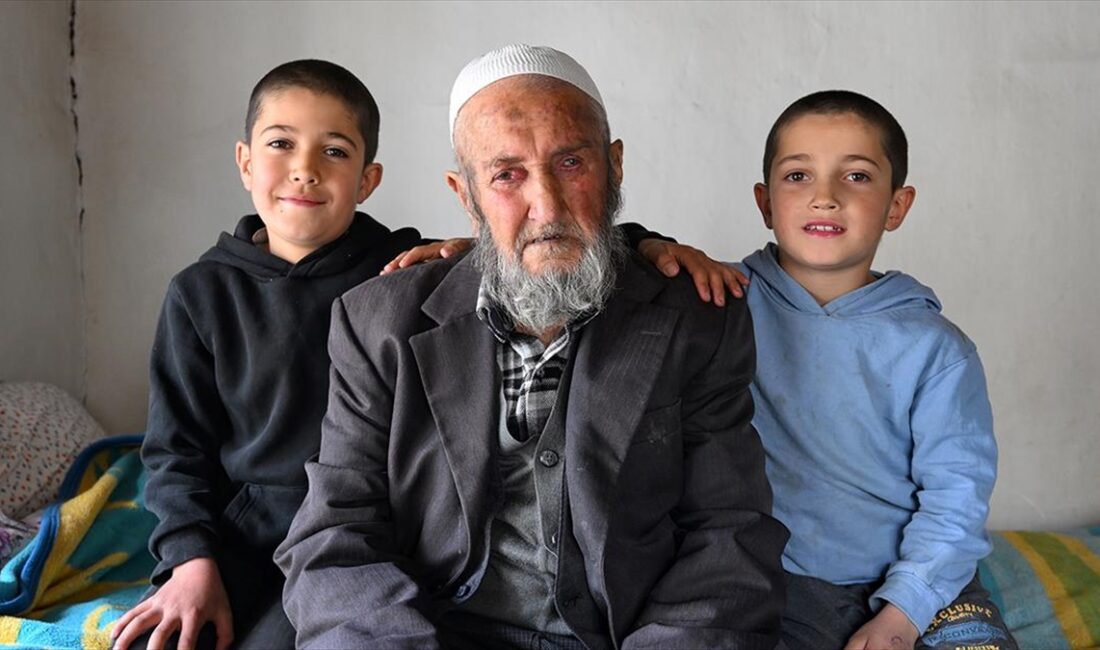 Van'ın Bahçesaray ilçesinde 85 yaşındayken ikizleri olan Abdullah Sevinç, 8