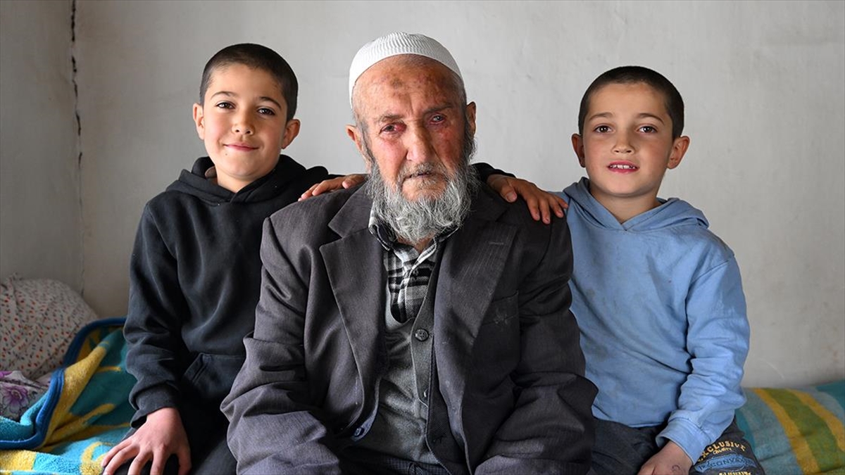 Van'ın Bahçesaray ilçesinde 85 yaşındayken ikizleri olan Abdullah Sevinç, 8