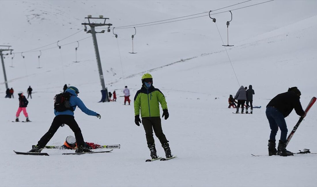 VAN (AA) – Kente 45 kilometre uzaklıktaki Artos Dağı eteklerine