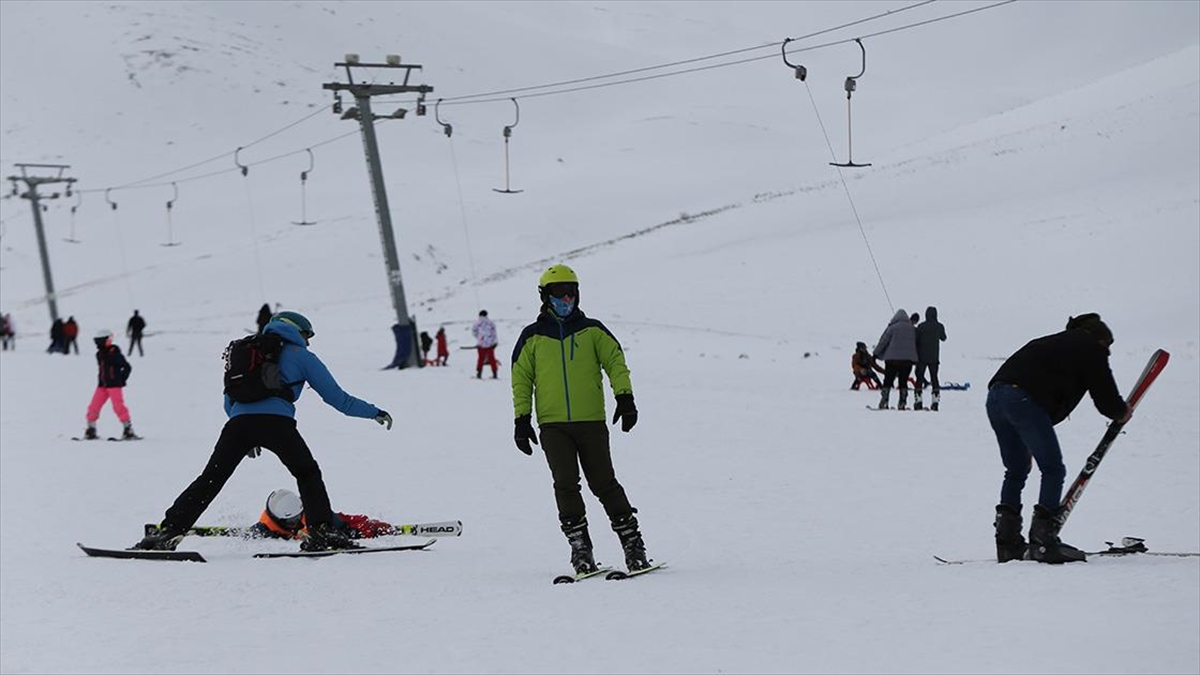 VAN (AA) – Kente 45 kilometre uzaklıktaki Artos Dağı eteklerine
