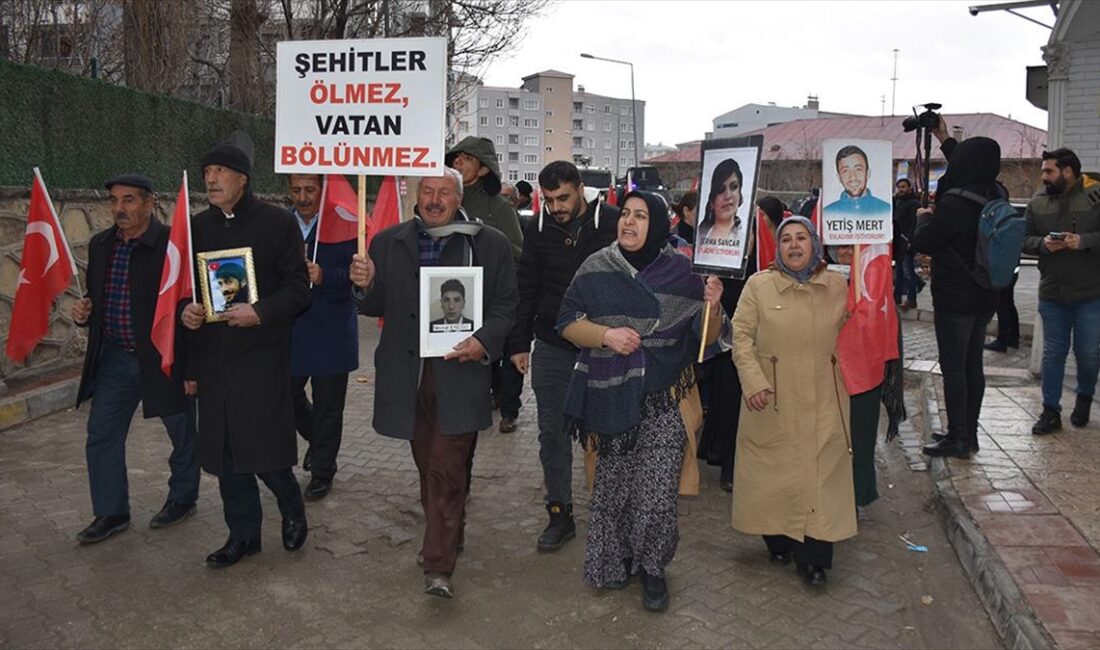 Vanlı aileler HDP İl Başkanlığı önündeki eylemlerini sürdürdü Van'da çocuklarının dağa götürülmesinden HDP'yi sorumlu tutan aileler, partinin il