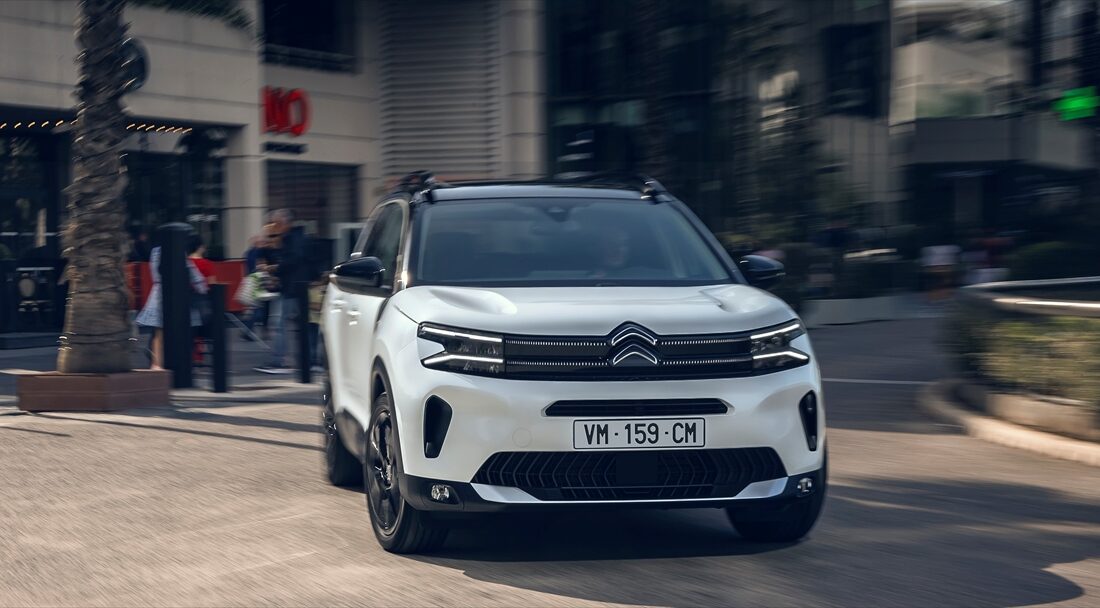 - Yeni C5 Aircross Hybrid 136, Citroen'in özel "e-Series" donanım