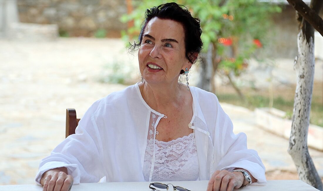 Henüz 14 yaşında adım attığı Yeşilçam'da Türkan Şoray, Hülya Koçyiğit