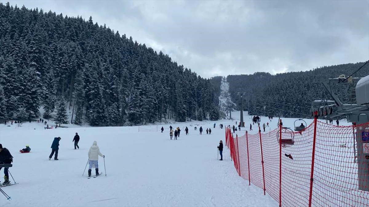 Çankırı'daki Yıldıztepe Kayak Merkezi'nde, sömestir tatili dolayısıyla yoğunluk yaşanıyor.