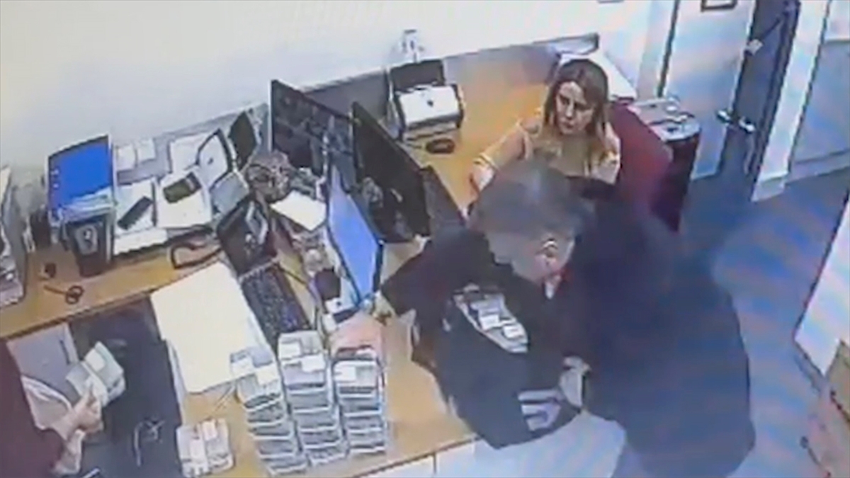 Sanık Seçil Erzan'ın gözaltına alınmadan önce kırdığı iddia edilen telefonunda