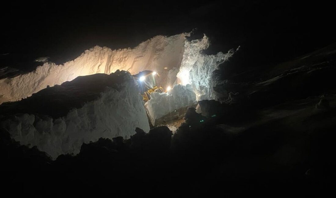 Hakkari'nin Yüksekova ilçesinde karla mücadele ekipleri, kar kalınlığının yer yer