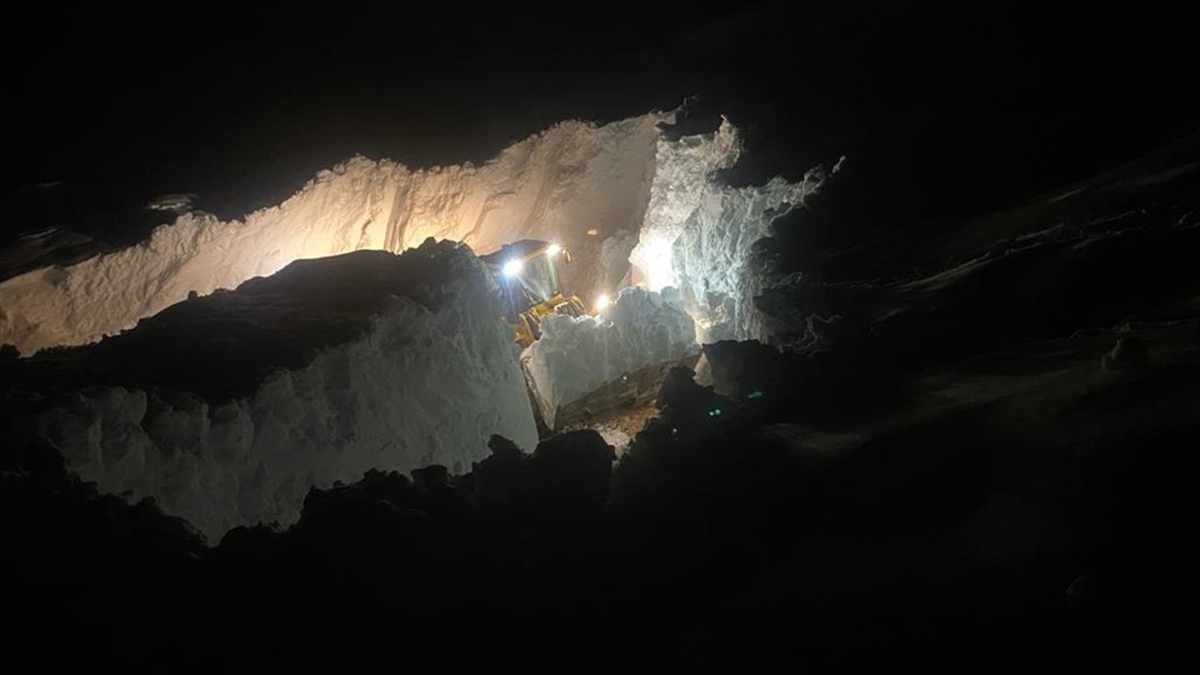 Hakkari'nin Yüksekova ilçesinde karla mücadele ekipleri, kar kalınlığının yer yer