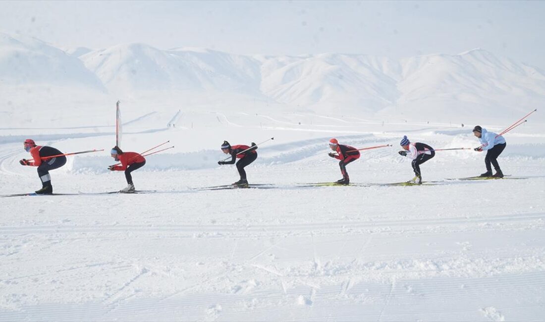 Hakkari'nin Yüksekova ilçesindeki kayak takımı sporcuları, farklı illerden yaklaşık 700