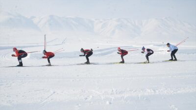 Hakkari'nin Yüksekova ilçesindeki kayak takımı sporcuları, farklı illerden yaklaşık 700