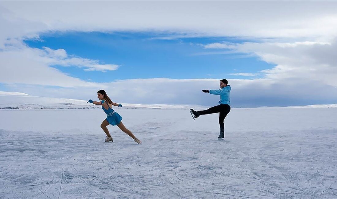 Davet üzerine İstanbul'dan gelen artistik buz pateni sporcularının, kıyafetlerini giyip
