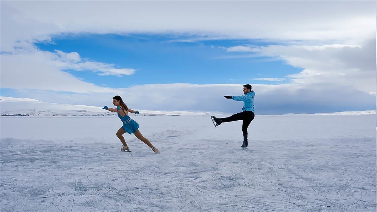 Davet üzerine İstanbul'dan gelen artistik buz pateni sporcularının, kıyafetlerini giyip