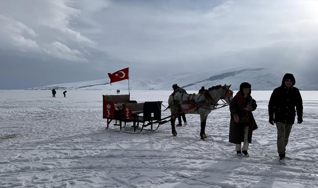 Ardahan ve Kars arasındaki yüzeyinin büyük bölümü donan Çıldır Gölü'nde