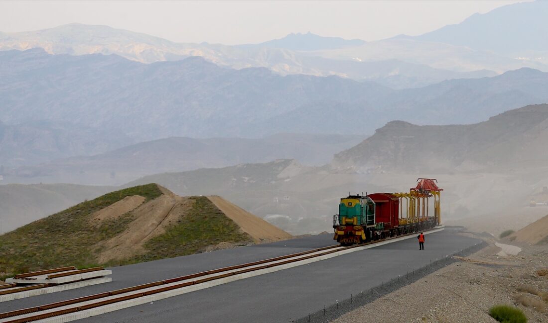 Azerbaycan, batı illeri ile Nahçıvan'ı birleştirecek, aynı zamanda Çin'den Orta