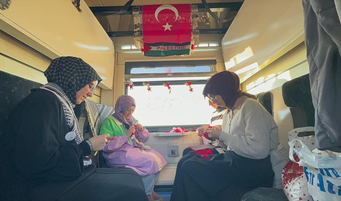 Gençlik ve Spor Bakanlığının atölyelerinde gönüllüler tarafından amigurumi tekniğiyle şehitlerin