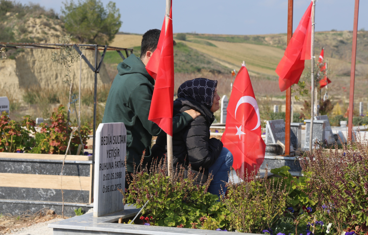 Hatay’da deprem mezarlığı bayraklarla donatıldı.