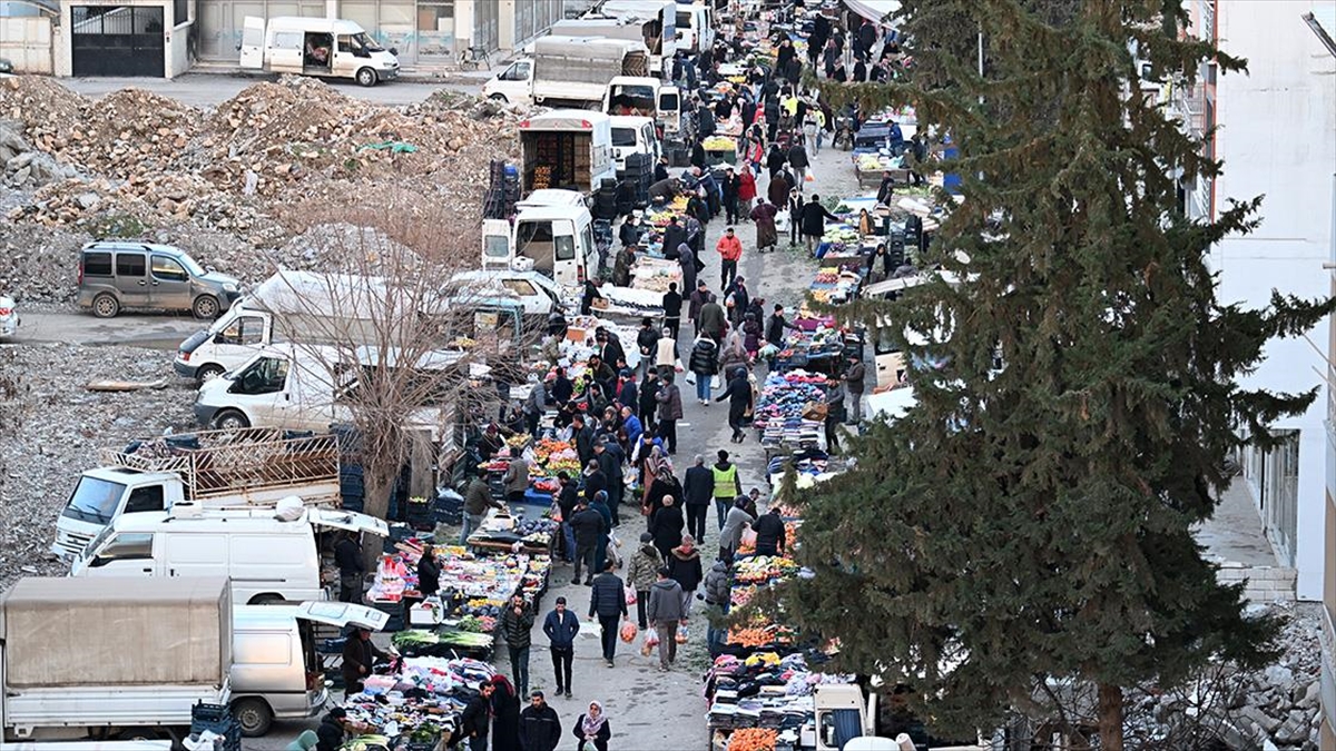 Kahramanmaraş merkezli 6 Şubat'taki depremlerin yıkıma neden olduğu Adıyaman'da esnaf