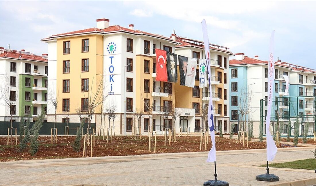 Kahramanmaraş merkezli depremlerden etkilenen Adıyaman'da, afet konutlarının anahtarlarını teslim alan