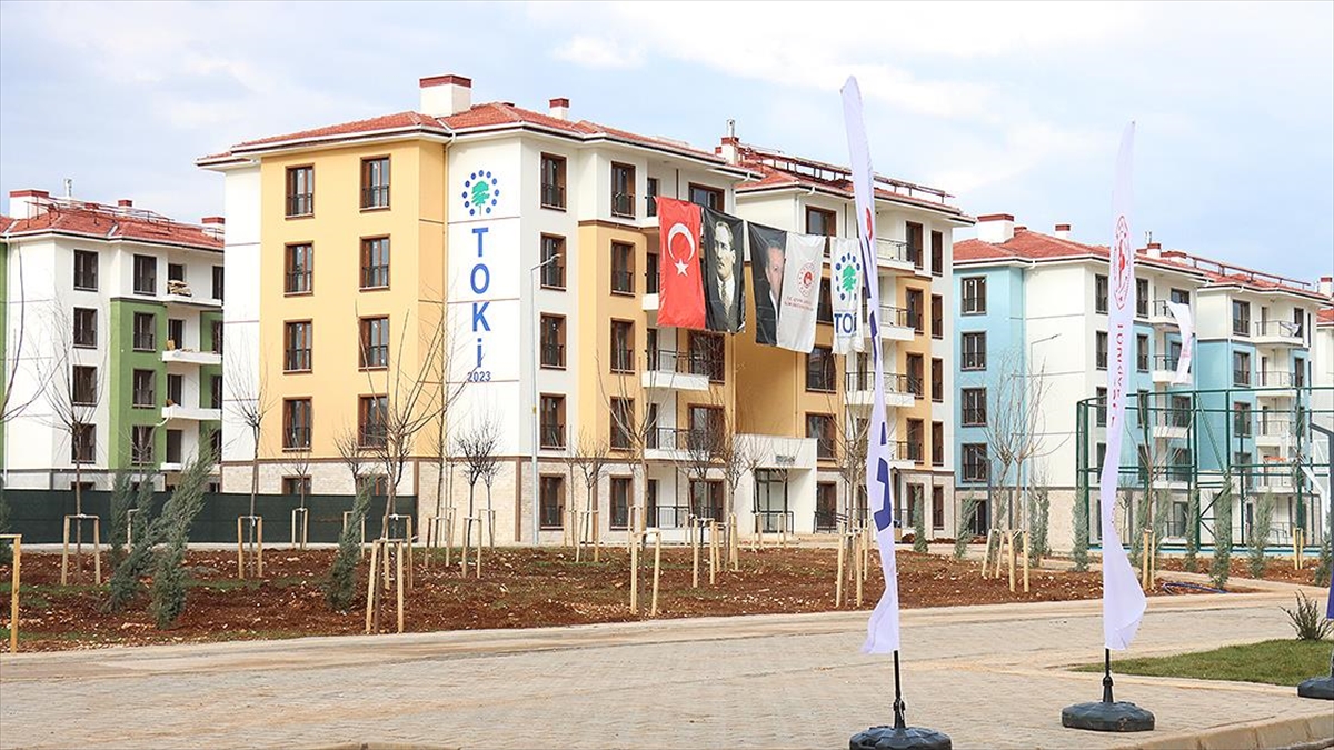 Kahramanmaraş merkezli depremlerden etkilenen Adıyaman'da, afet konutlarının anahtarlarını teslim alan