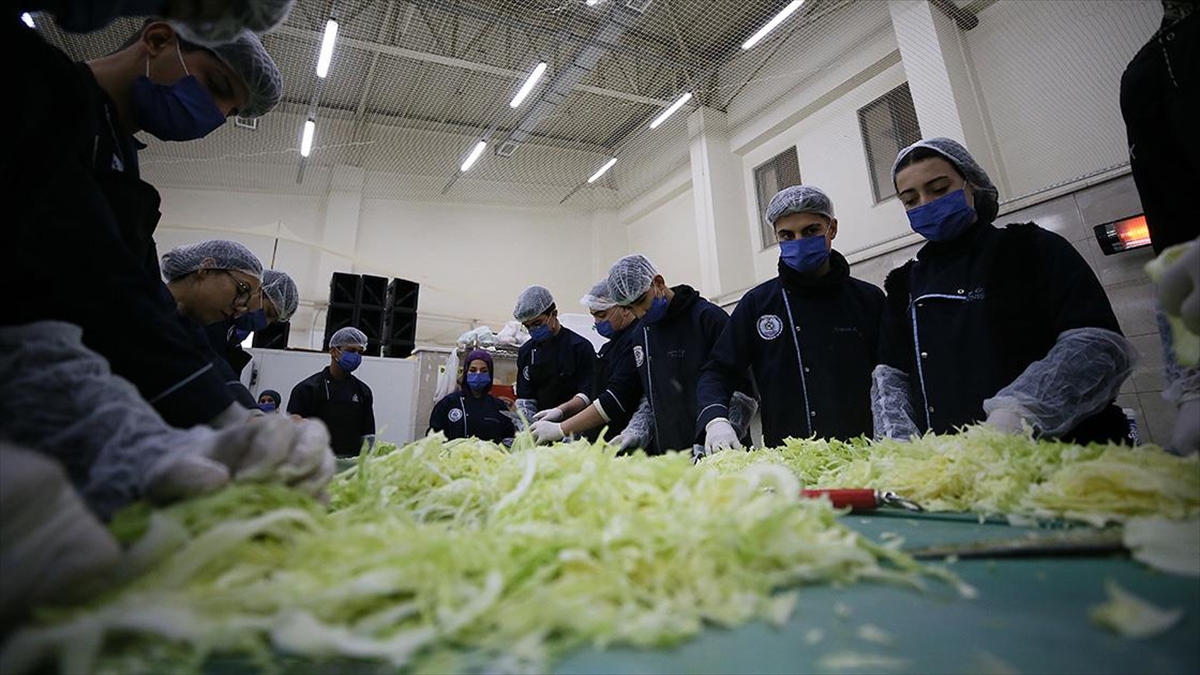 Kahramanmaraş merkezli depremlerden etkilenen Gaziantep'teki meslek lisesi öğrencileri, afetzedelerin ihtiyacını