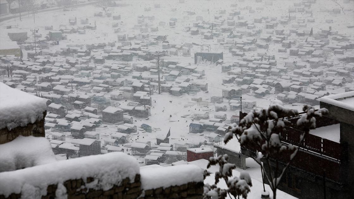 Afganistan'da hava sıcaklığının sıfırın altına düşmesiyle kar yağışları ülkenin orta