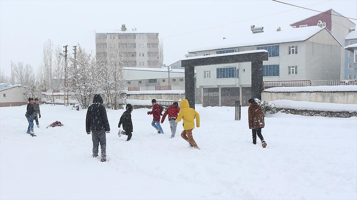 Ağrı'da etkili olan kar ve tipi nedeniyle 5 ilçede köy