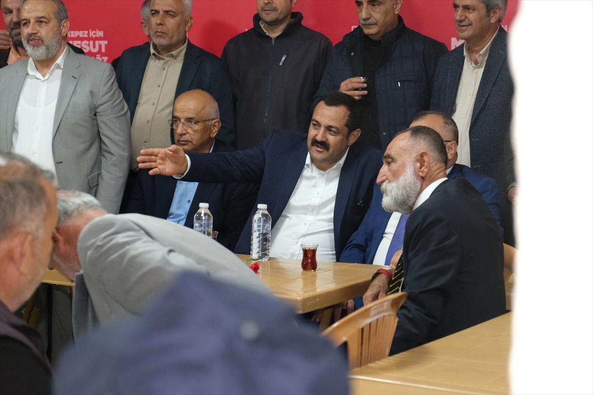 AK Parti Kepez Belediye Başkan adayı Rıza Sümer, CHP'lilere karanfil dağıttı