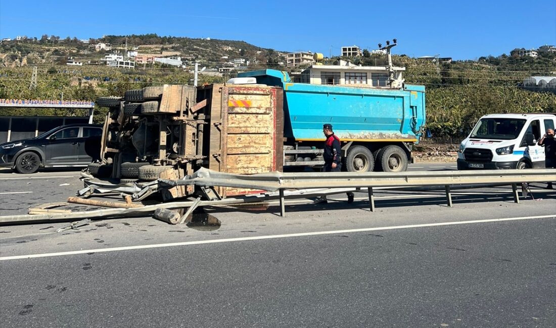 ANTALYA (AA) – Antalya’nın Alanya ilçesinde iki kamyonun çarpışması sonucu
