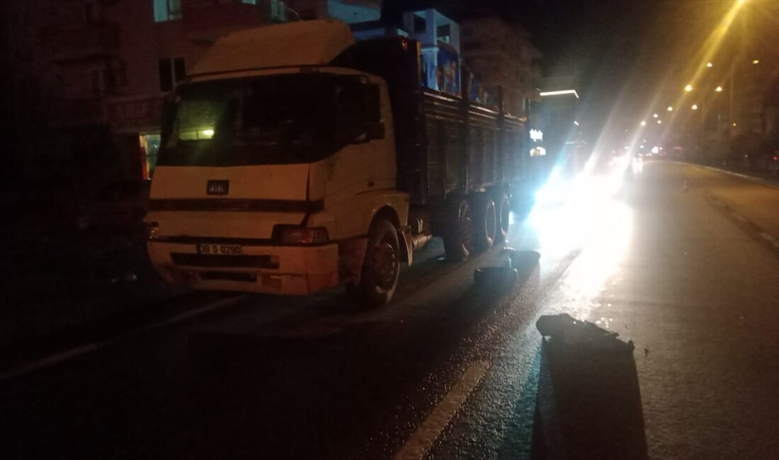 ANTALYA (AA) – Antalya'nın Alanya ilçesinde motosiklet ile kamyonun çarpıştığı