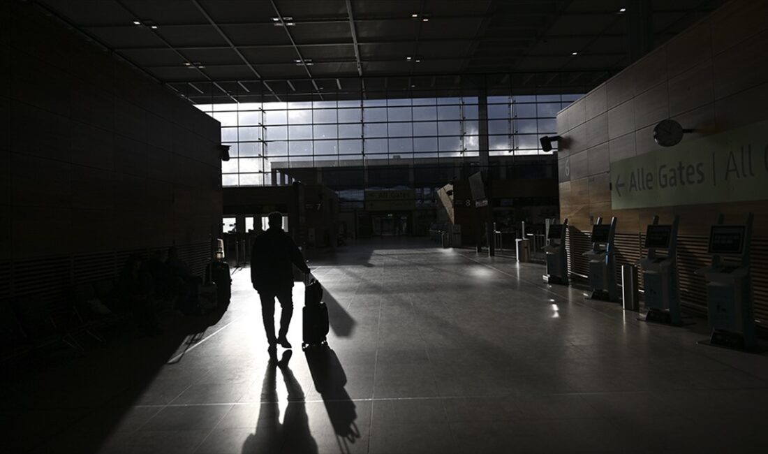 Almanya'da 11 havalimanında çalışan güvenlik personelinin ücret artışı talebiyle gece