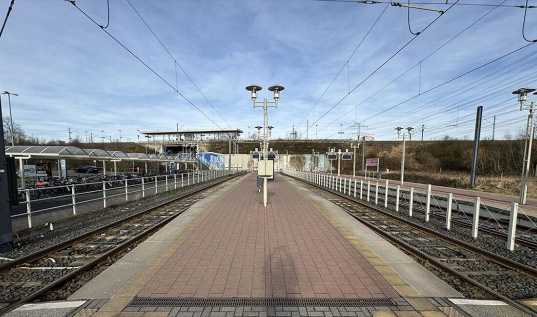 Almanya'da ulaşım sektöründe uyarı grevleri devam ediyor Almanya'da dün havalimanlarındakilerin ardından bugün de birçok eyalette tramvay ve