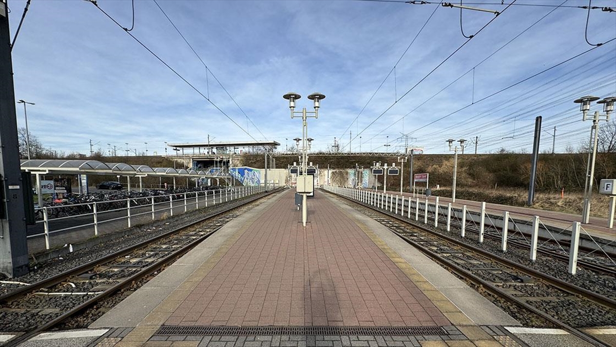 Almanya'da dün havalimanlarındakilerin ardından bugün de birçok eyalette tramvay ve