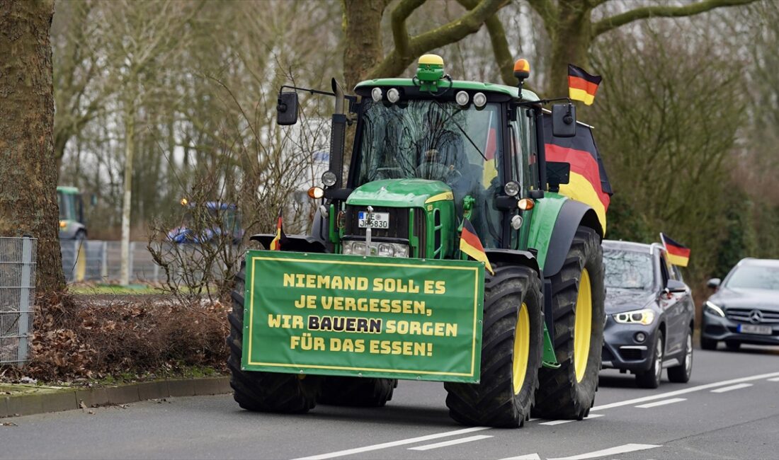 KÖLN (AA) – Düsseldorf Ticaret Fuarı otoparkında toplanan traktör ve