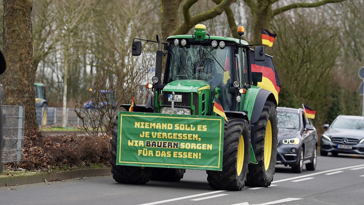 KÖLN (AA) – Düsseldorf Ticaret Fuarı otoparkında toplanan traktör ve