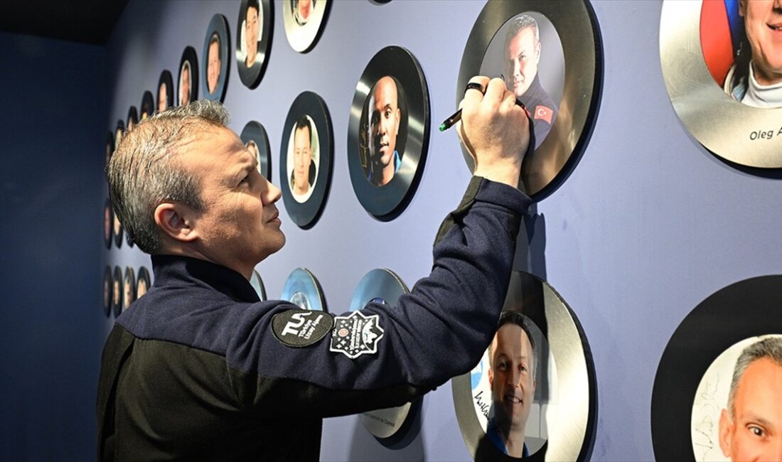 Türkiye'nin ilk astronotu Alper Gezeravcı, Bursa'daki Gökmen Uzay Havacılık Eğitim