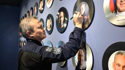 Türkiye'nin ilk astronotu Alper Gezeravcı, Bursa'daki Gökmen Uzay Havacılık Eğitim