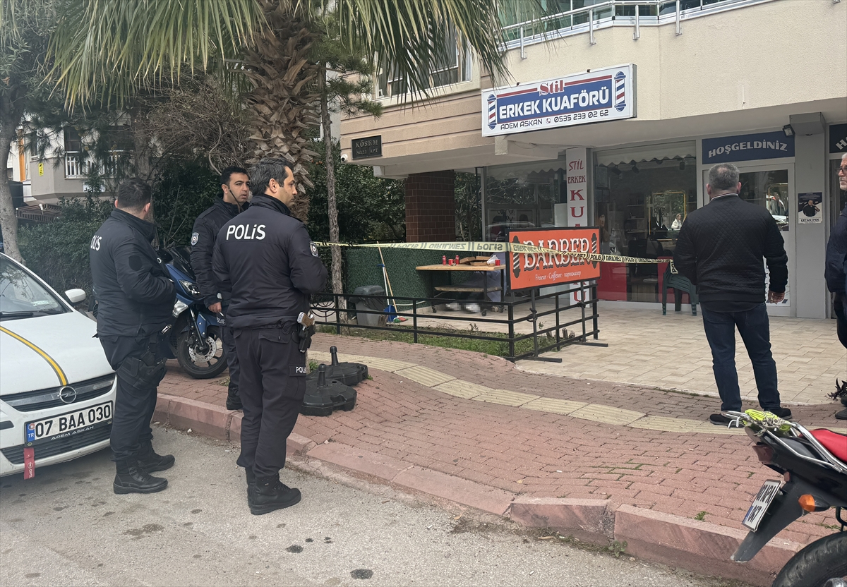 Antalya'da bir kişi iş yerinin önünde ölü bulundu