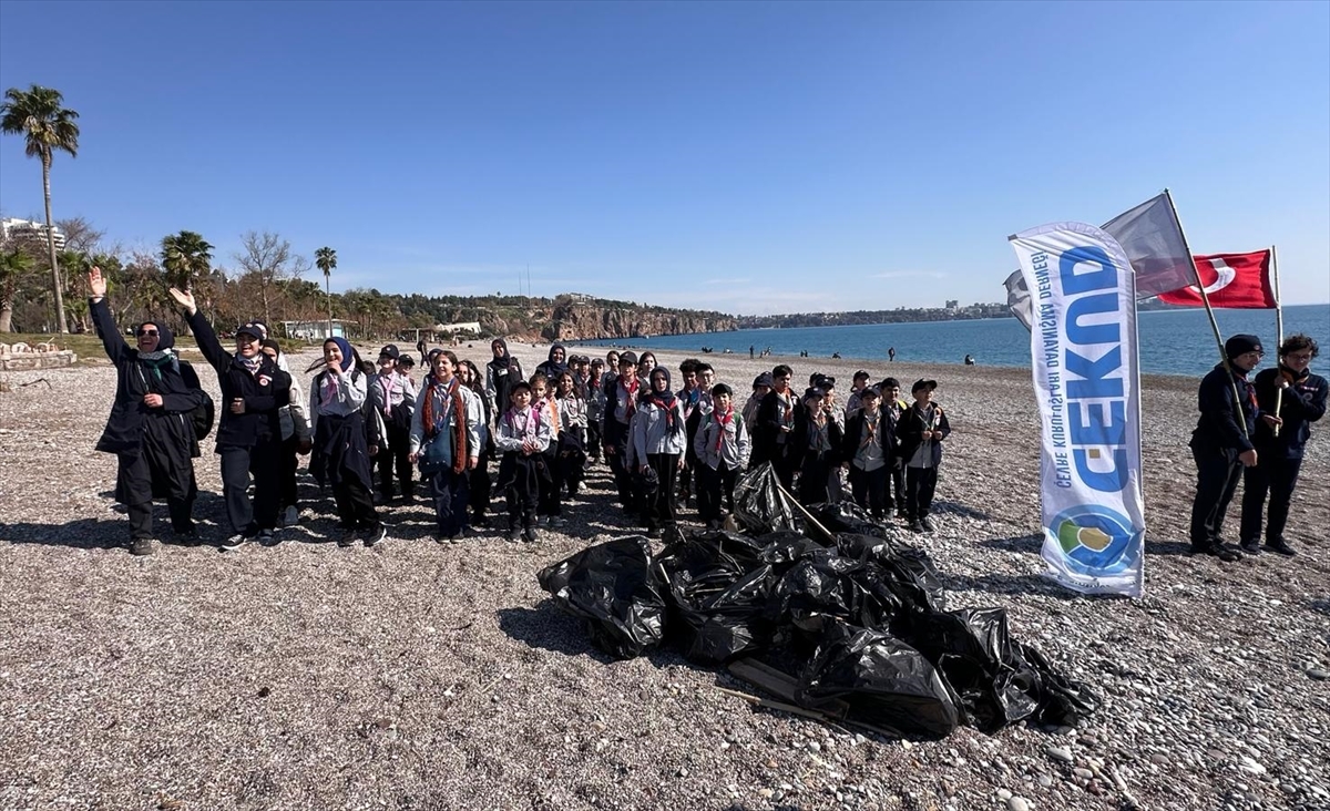 Antalya'da gönüllüler şiddetli yağışın ardından Konyaaltı sahilini temizledi