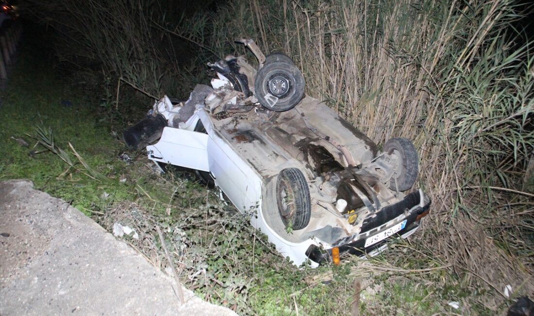 ANTALYA (AA) – Antalya'nın Serik ilçesinde iki otomobilin çarpışması sonucu