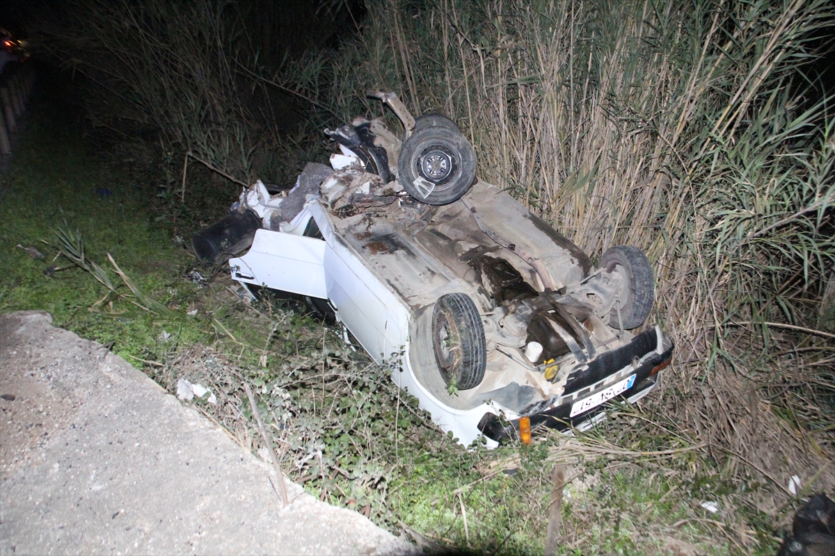 ANTALYA (AA) – Antalya'nın Serik ilçesinde iki otomobilin çarpışması sonucu