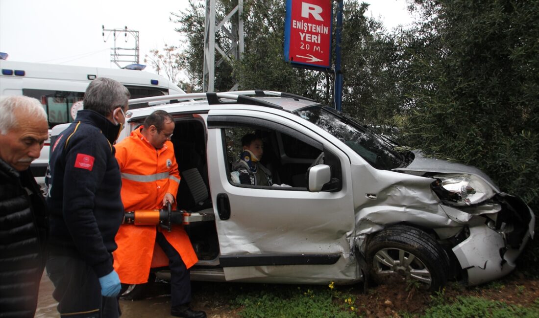 ANTALYA (AA) – Antalya'nın Serik ilçesinde otomobil ile hafif ticari