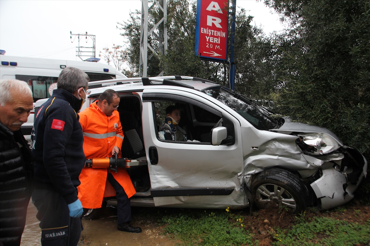 Antalya'da otomobil ile hafif ticari aracın çarpıştığı kazada 2 kişi yaralandı