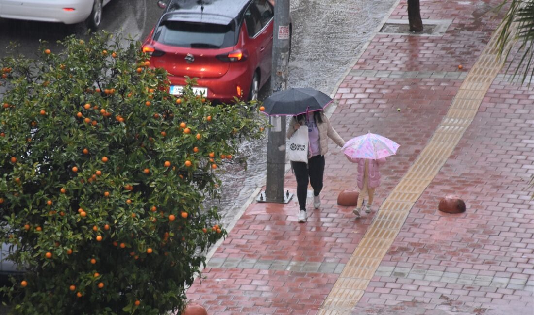 ANTALYA (AA) – Antalya'da sabah saatlerinde başlayan sağanak, hayatı olumsuz