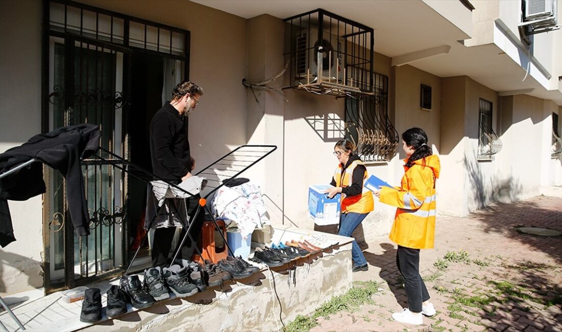 Antalya'da belediye ekipleri, sağanak nedeniyle su basan ev, iş yeri